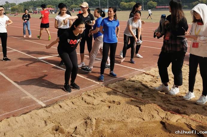 说明: D:\李子丹\工会\2019\校运会\照片\王晞跳远.jpg